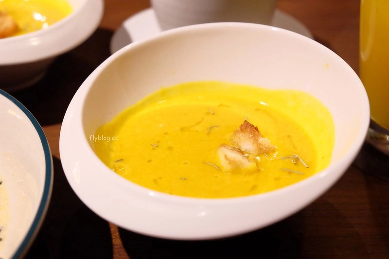 台中蔦屋書店｜全球20間最美的書店之一，結合書局和餐廳美食，還有獨家沖繩Doug&rsquo;s Burger漢堡 @飛天璇的口袋