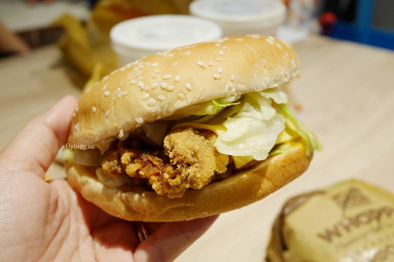 Burger King．漢堡王┃台中南屯：我最愛的漢堡王又重回台中了，個人最愛華堡和金沙堡，文心秀泰影城美食推薦 @飛天璇的口袋