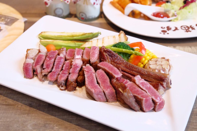 黛麗佐手義式餐廳┃台中后里：日本超夯「反應過激的貓」line貼圖期間限定，餐點表現不俗環境也很好拍，麗寶Outlet Mall美食餐廳推薦 @飛天璇的口袋