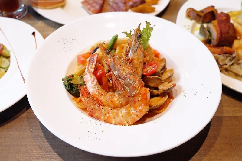 黛麗佐手義式餐廳┃台中后里：日本超夯「反應過激的貓」line貼圖期間限定，餐點表現不俗環境也很好拍，麗寶Outlet Mall美食餐廳推薦 @飛天璇的口袋