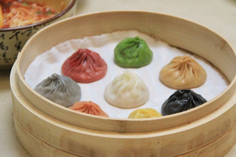 樂天皇朝┃新加坡美食：好看又好吃的八色小籠包，一顆18摺25克的黃金比例，樟宜機場第三航廈必吃美食推薦 @飛天璇的口袋