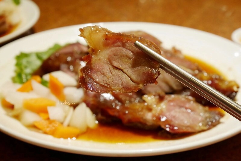 頂園燒鵝担仔廚房｜金黃油亮的燒鵝好好吃，雞翅和芋頭米粉也很推薦 @飛天璇的口袋