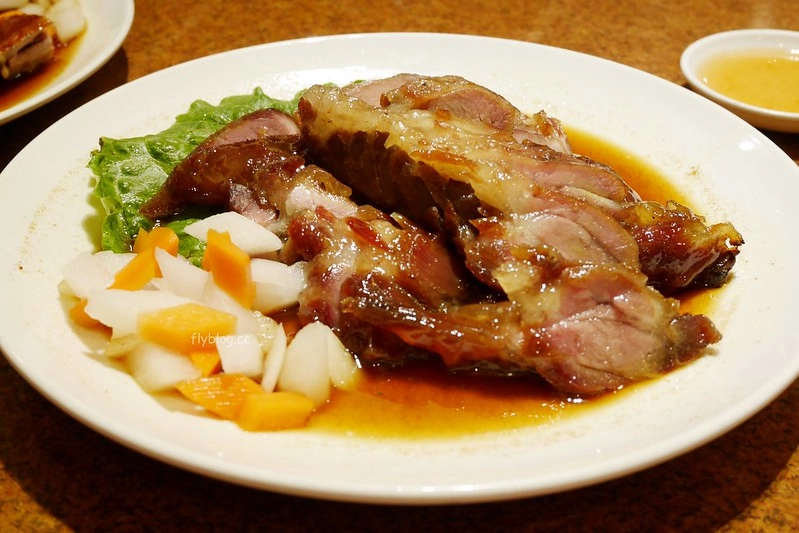 頂園燒鵝担仔廚房｜金黃油亮的燒鵝好好吃，雞翅和芋頭米粉也很推薦 @飛天璇的口袋