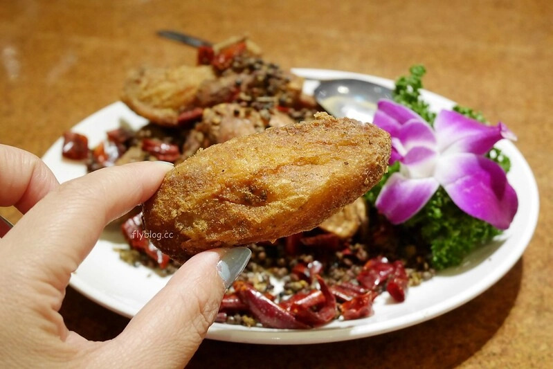 頂園燒鵝担仔廚房｜金黃油亮的燒鵝好好吃，雞翅和芋頭米粉也很推薦 @飛天璇的口袋