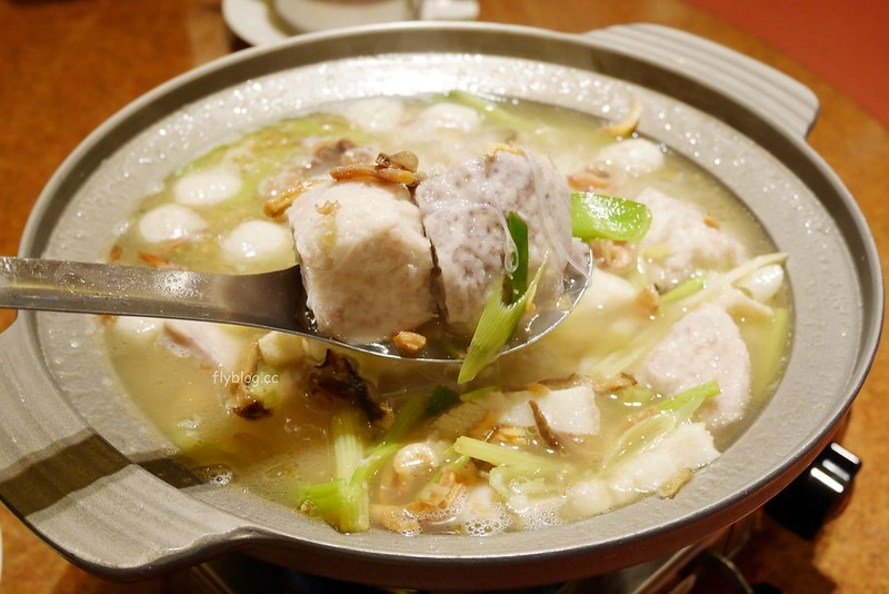 頂園燒鵝担仔廚房｜金黃油亮的燒鵝好好吃，雞翅和芋頭米粉也很推薦 @飛天璇的口袋