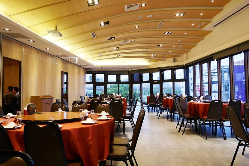 頂園燒鵝担仔廚房｜金黃油亮的燒鵝好好吃，雞翅和芋頭米粉也很推薦 @飛天璇的口袋