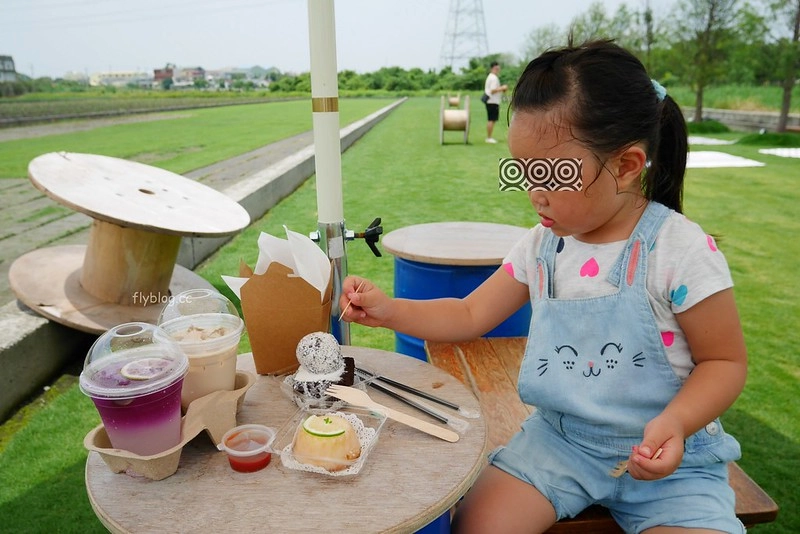 小田生活｜位於田中間的網美咖啡館，充滿草地的野餐風情 @飛天璇的口袋