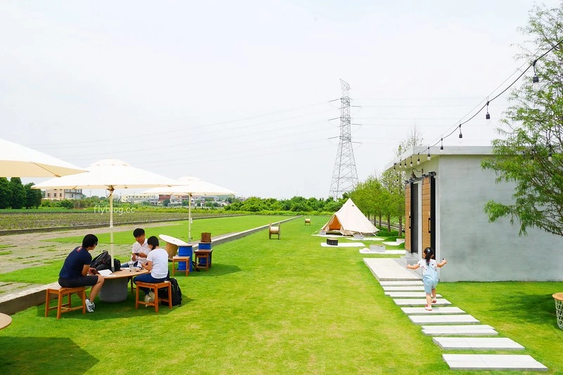 小田生活｜位於田中間的網美咖啡館，充滿草地的野餐風情 @飛天璇的口袋