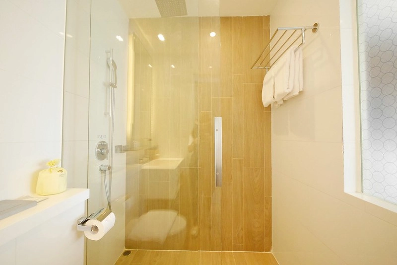 新加坡豪亞酒店．Oasia Hotel Novena┃新加坡飯店：距離諾維娜地鐵站步行2分鐘，樓下就有超市和便利商店 @飛天璇的口袋