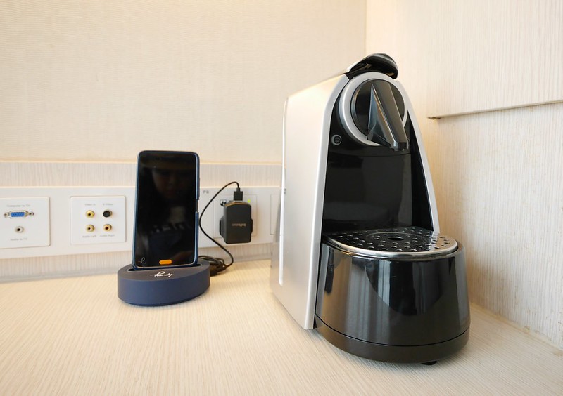 新加坡豪亞酒店．Oasia Hotel Novena┃新加坡飯店：距離諾維娜地鐵站步行2分鐘，樓下就有超市和便利商店 @飛天璇的口袋