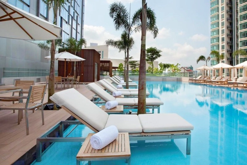 新加坡豪亞酒店．Oasia Hotel Novena┃新加坡飯店：距離諾維娜地鐵站步行2分鐘，樓下就有超市和便利商店 @飛天璇的口袋