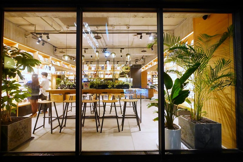 台中蔦屋書店｜全球20間最美的書店之一，結合書局和餐廳美食，還有獨家沖繩Doug&rsquo;s Burger漢堡 @飛天璇的口袋