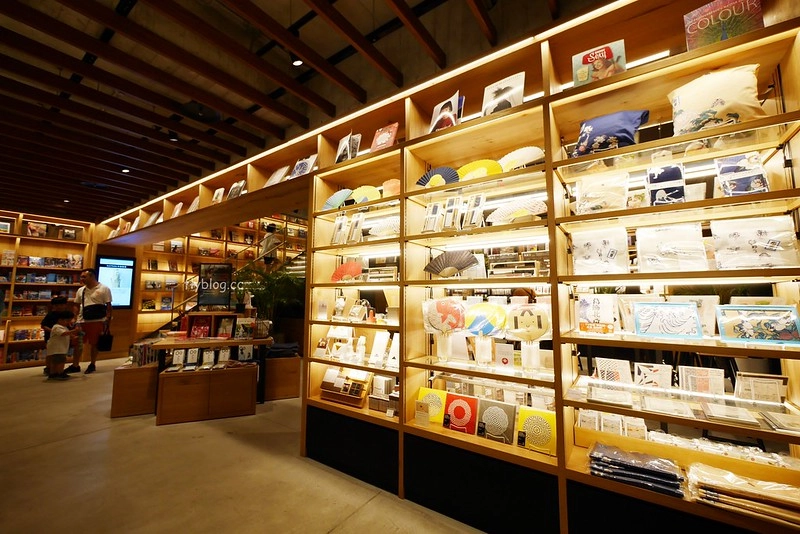 台中蔦屋書店｜全球20間最美的書店之一，結合書局和餐廳美食，還有獨家沖繩Doug&rsquo;s Burger漢堡 @飛天璇的口袋