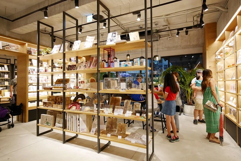 台中蔦屋書店｜全球20間最美的書店之一，結合書局和餐廳美食，還有獨家沖繩Doug&rsquo;s Burger漢堡 @飛天璇的口袋
