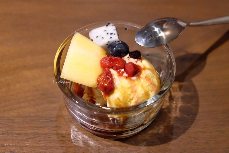 台中蔦屋書店｜全球20間最美的書店之一，結合書局和餐廳美食，還有獨家沖繩Doug&rsquo;s Burger漢堡 @飛天璇的口袋