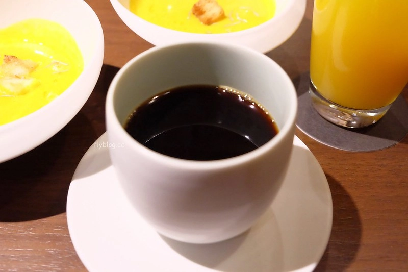 台中蔦屋書店｜全球20間最美的書店之一，結合書局和餐廳美食，還有獨家沖繩Doug&rsquo;s Burger漢堡 @飛天璇的口袋