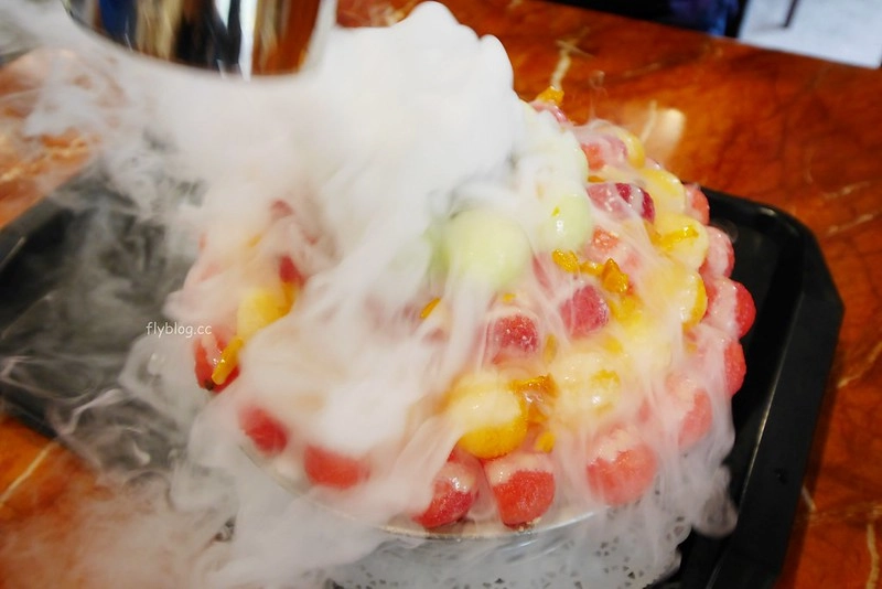 夢幻蜜拉 Dreamy Miracle｜超浮誇的水果火鍋冰，如夢似幻餘煙裊裊， 台南IG打卡熱門美食 @飛天璇的口袋