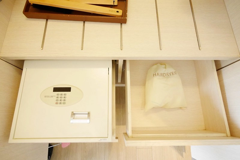 新加坡豪亞酒店．Oasia Hotel Novena┃新加坡飯店：距離諾維娜地鐵站步行2分鐘，樓下就有超市和便利商店 @飛天璇的口袋