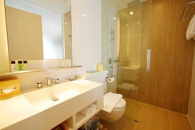 新加坡豪亞酒店．Oasia Hotel Novena┃新加坡飯店：距離諾維娜地鐵站步行2分鐘，樓下就有超市和便利商店 @飛天璇的口袋