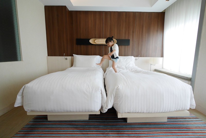 新加坡豪亞酒店．Oasia Hotel Novena┃新加坡飯店：距離諾維娜地鐵站步行2分鐘，樓下就有超市和便利商店 @飛天璇的口袋