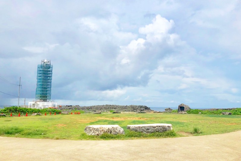 日本沖繩｜殘波岬燈塔．沖繩本島最西邊的夕陽美景，綿延2公里的天然斷崖 @飛天璇的口袋