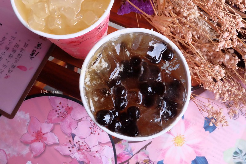 春芳號@河南店┃台中西屯：浪漫桃花杯全省同步上市中，喝飲料也可以招桃花，滿額就送桃花扇和文件夾 @飛天璇的口袋