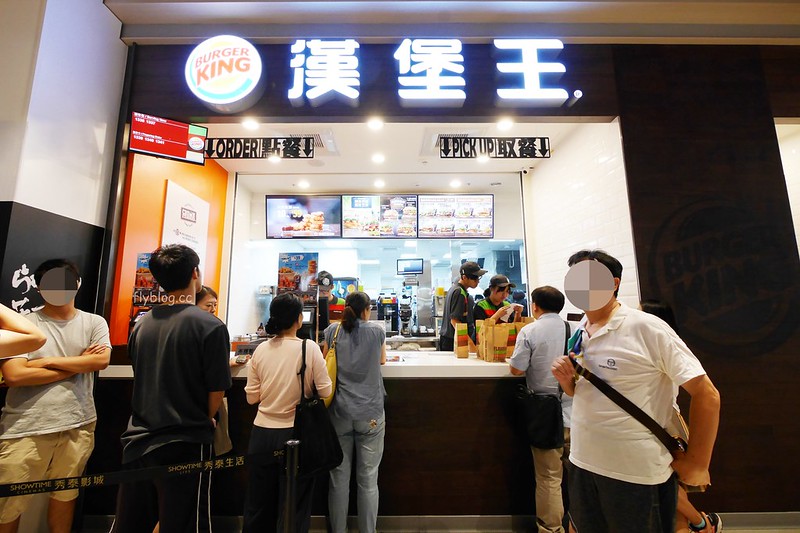 Burger King．漢堡王┃台中南屯：我最愛的漢堡王又重回台中了，個人最愛華堡和金沙堡，文心秀泰影城美食推薦 @飛天璇的口袋