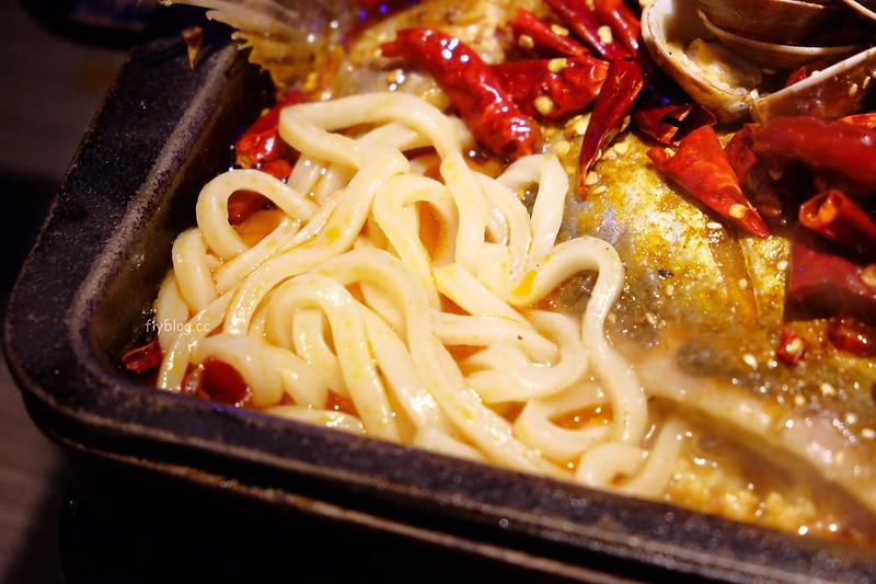 水貨炭火烤魚┃台中西區：超霸氣的澳洲小龍蝦，堆滿滿如小山的蛤蠣鍋，烤魚原來有這麼多創意吃法 @飛天璇的口袋