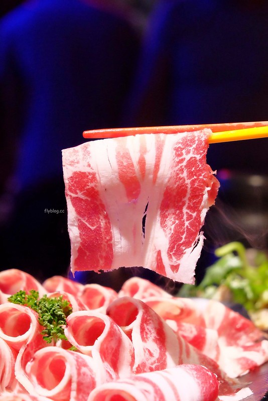 水貨炭火烤魚┃台中西區：超霸氣的澳洲小龍蝦，堆滿滿如小山的蛤蠣鍋，烤魚原來有這麼多創意吃法 @飛天璇的口袋