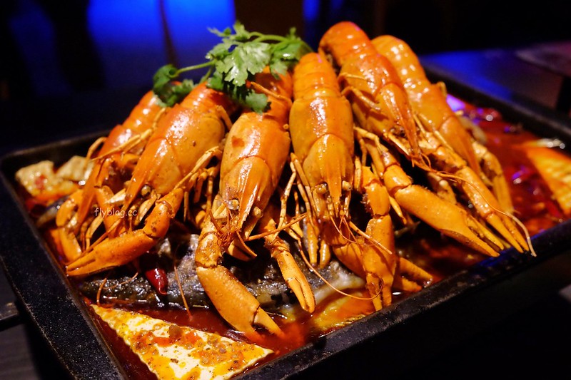 水貨炭火烤魚┃台中西區：超霸氣的澳洲小龍蝦，堆滿滿如小山的蛤蠣鍋，烤魚原來有這麼多創意吃法 @飛天璇的口袋