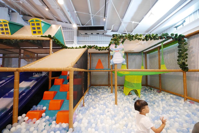 小島3.5．Island Aurora：有三隻可愛大恐龍的親子餐廳，沙坑、球池、溜滑梯、家家酒、閱讀室 @飛天璇的口袋