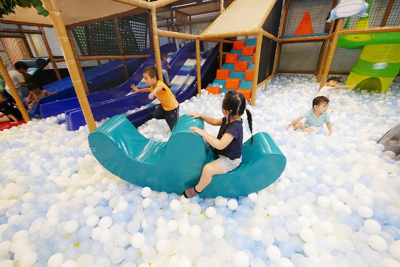 小島3.5．Island Aurora：有三隻可愛大恐龍的親子餐廳，沙坑、球池、溜滑梯、家家酒、閱讀室 @飛天璇的口袋