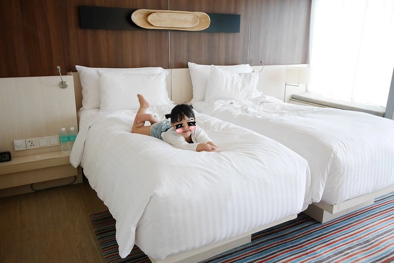 新加坡豪亞酒店．Oasia Hotel Novena┃新加坡飯店：距離諾維娜地鐵站步行2分鐘，樓下就有超市和便利商店 @飛天璇的口袋