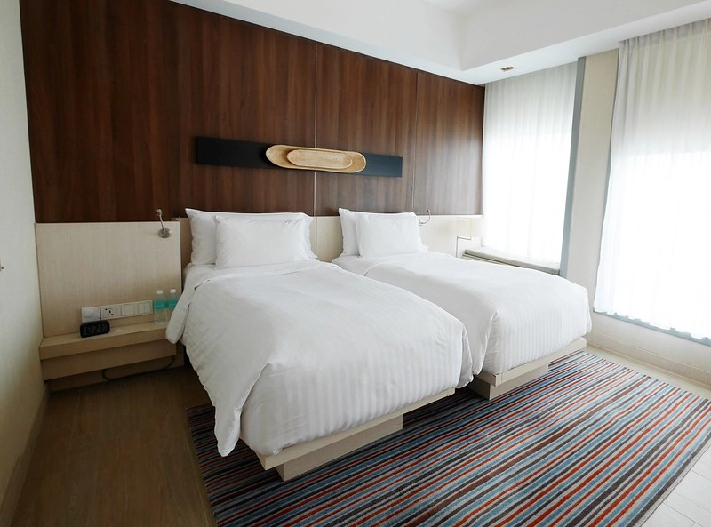 新加坡豪亞酒店．Oasia Hotel Novena┃新加坡飯店：距離諾維娜地鐵站步行2分鐘，樓下就有超市和便利商店 @飛天璇的口袋