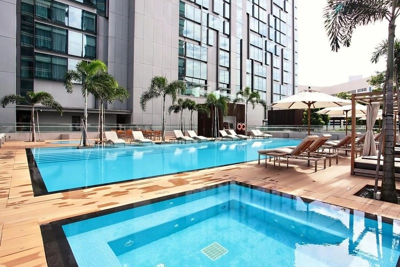 新加坡豪亞酒店．Oasia Hotel Novena┃新加坡飯店：距離諾維娜地鐵站步行2分鐘，樓下就有超市和便利商店 @飛天璇的口袋