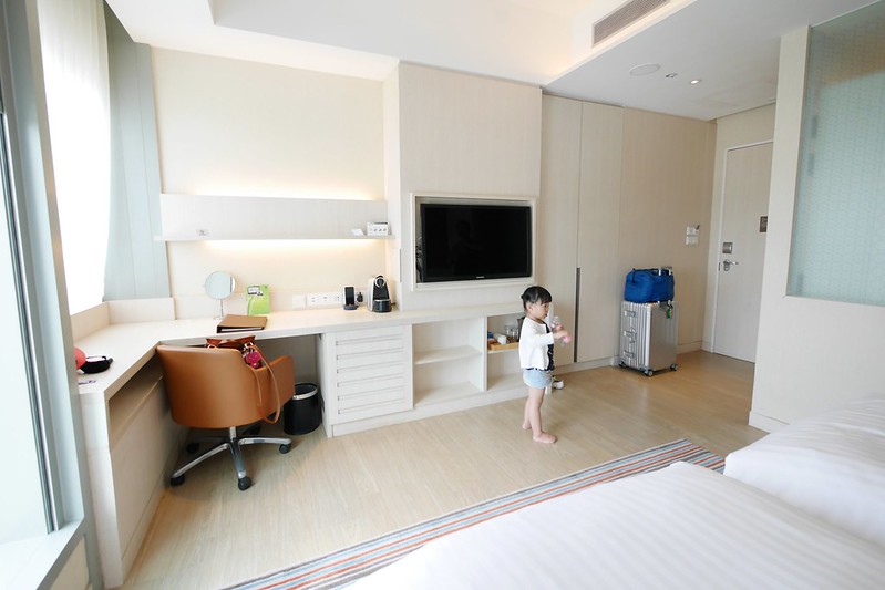 新加坡豪亞酒店．Oasia Hotel Novena┃新加坡飯店：距離諾維娜地鐵站步行2分鐘，樓下就有超市和便利商店 @飛天璇的口袋