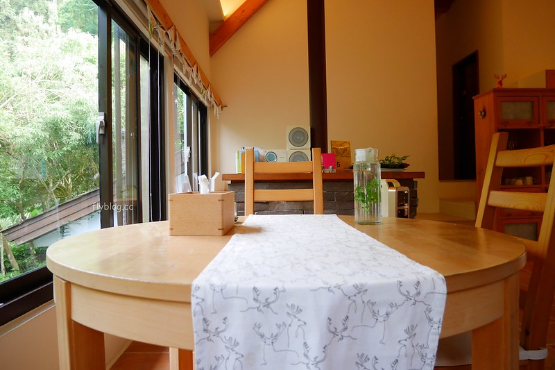 台中新社｜緩慢尋路香草House．住在薰衣草森林裡享受大自然，晚上觀賞夜間童話旋轉木馬 @飛天璇的口袋