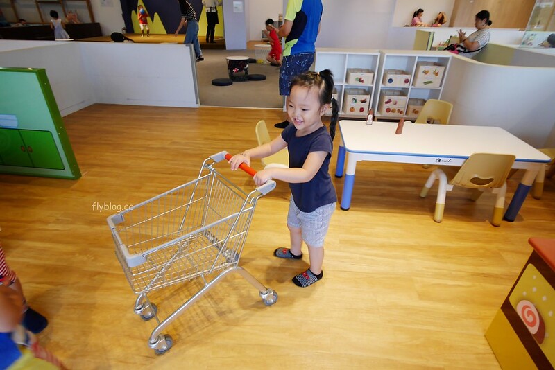 小島3.5．Island Aurora：有三隻可愛大恐龍的親子餐廳，沙坑、球池、溜滑梯、家家酒、閱讀室 @飛天璇的口袋