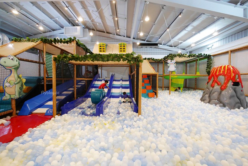 小島3.5．Island Aurora：有三隻可愛大恐龍的親子餐廳，沙坑、球池、溜滑梯、家家酒、閱讀室 @飛天璇的口袋