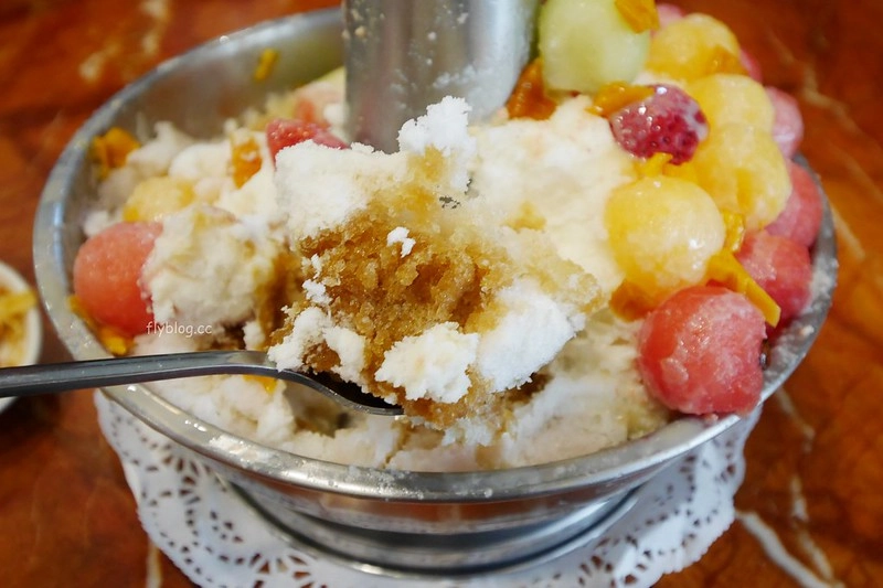 夢幻蜜拉 Dreamy Miracle｜超浮誇的水果火鍋冰，如夢似幻餘煙裊裊， 台南IG打卡熱門美食 @飛天璇的口袋