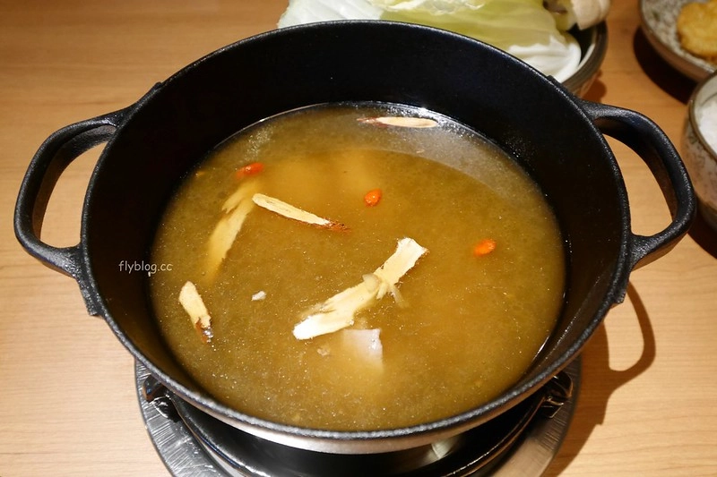 【台中南屯】湯棧公益店，輕井澤三代店，主打古早味麻油雞、燒酒雞，餐點份量多而且有質感 @飛天璇的口袋