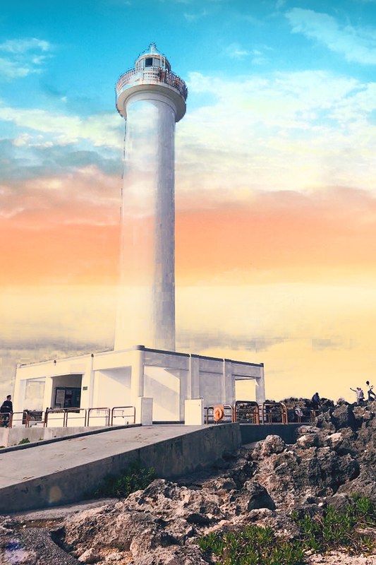 日本沖繩｜殘波岬燈塔．沖繩本島最西邊的夕陽美景，綿延2公里的天然斷崖 @飛天璇的口袋