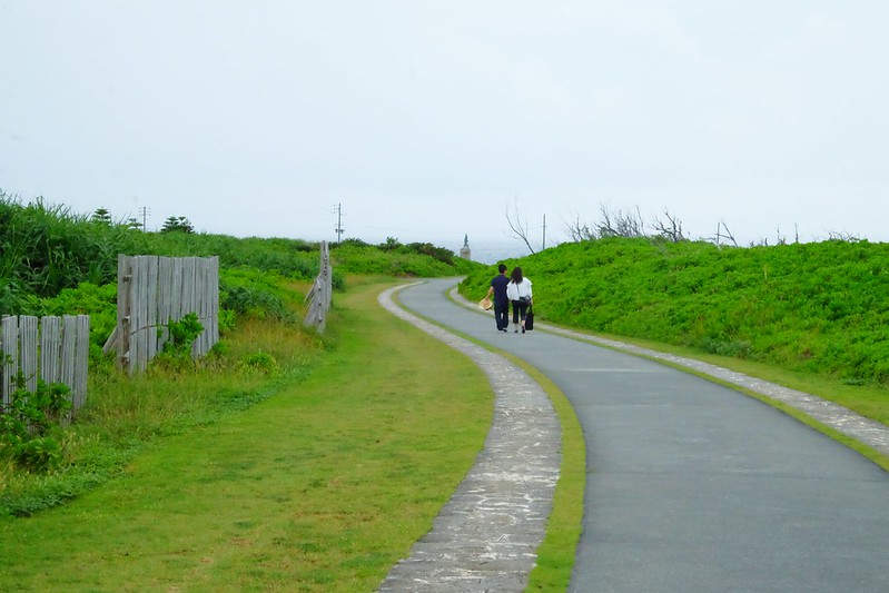 日本沖繩｜殘波岬燈塔．沖繩本島最西邊的夕陽美景，綿延2公里的天然斷崖 @飛天璇的口袋