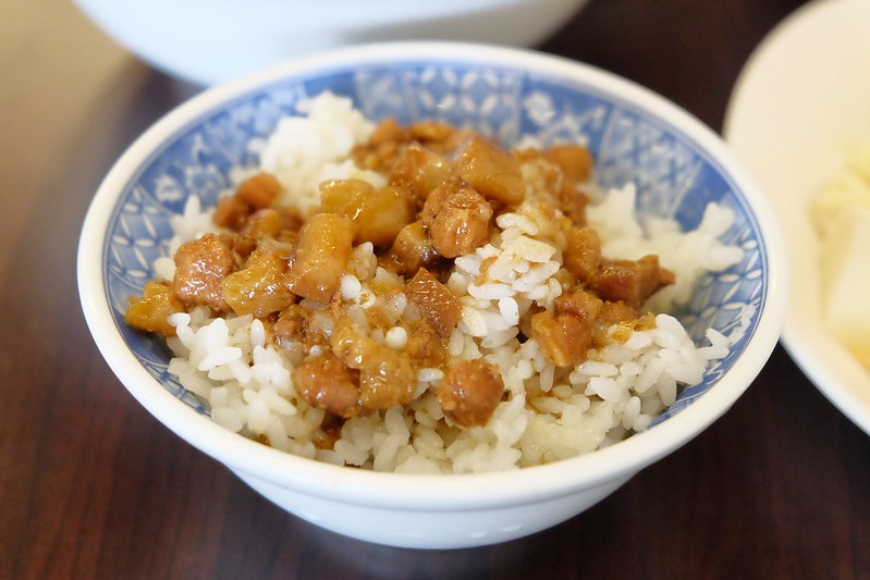 敏切仔麵：乾淨又有質感的小吃店，各式台式黑白切都吃的到 @飛天璇的口袋