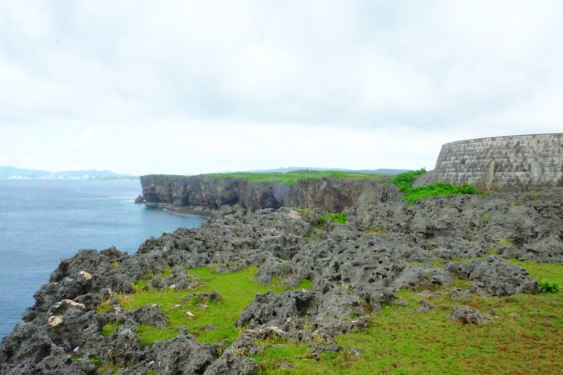 日本沖繩｜殘波岬燈塔．沖繩本島最西邊的夕陽美景，綿延2公里的天然斷崖 @飛天璇的口袋