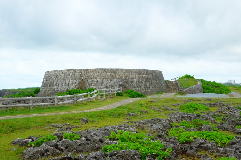 日本沖繩｜殘波岬燈塔．沖繩本島最西邊的夕陽美景，綿延2公里的天然斷崖 @飛天璇的口袋
