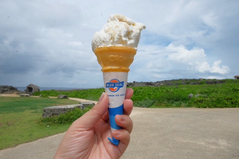 日本沖繩｜殘波岬燈塔．沖繩本島最西邊的夕陽美景，綿延2公里的天然斷崖 @飛天璇的口袋