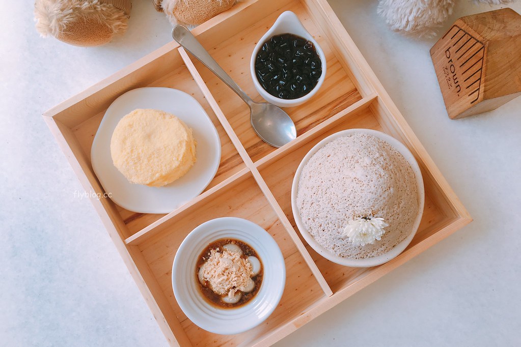 泰國清邁｜Brown Caf&eacute; ブラウン｜尼曼區超人氣IG打卡店，純白落地窗建築好好拍，冰品和飲料也很有水準 @飛天璇的口袋