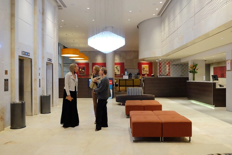 澳洲珀斯｜Four Points By Sheraton 福朋喜來登飯店，珀斯體育館正對面，隔壁有便利商店 @飛天璇的口袋