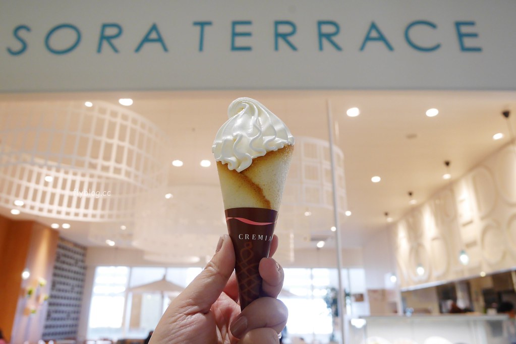 日本沖繩｜Cremia 克雷米爾．那霸機場離境前花光日幣，來一支北海道戀人霜淇淋 @飛天璇的口袋